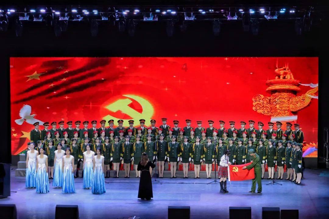 98岁老人每天带亡妻照片外出散步,这一走就是30年!
